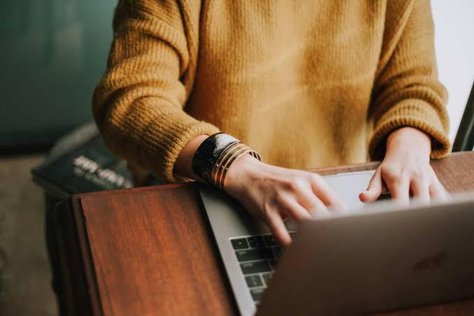 Ondernemer werkt op zijn laptop aan online groei