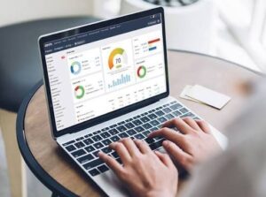 Handen typen op een laptop met een SEO-dashboard