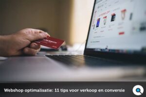 Bezoeker bekijkt een webshop op een laptop