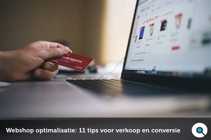 Bezoeker bekijkt een webshop op een laptop